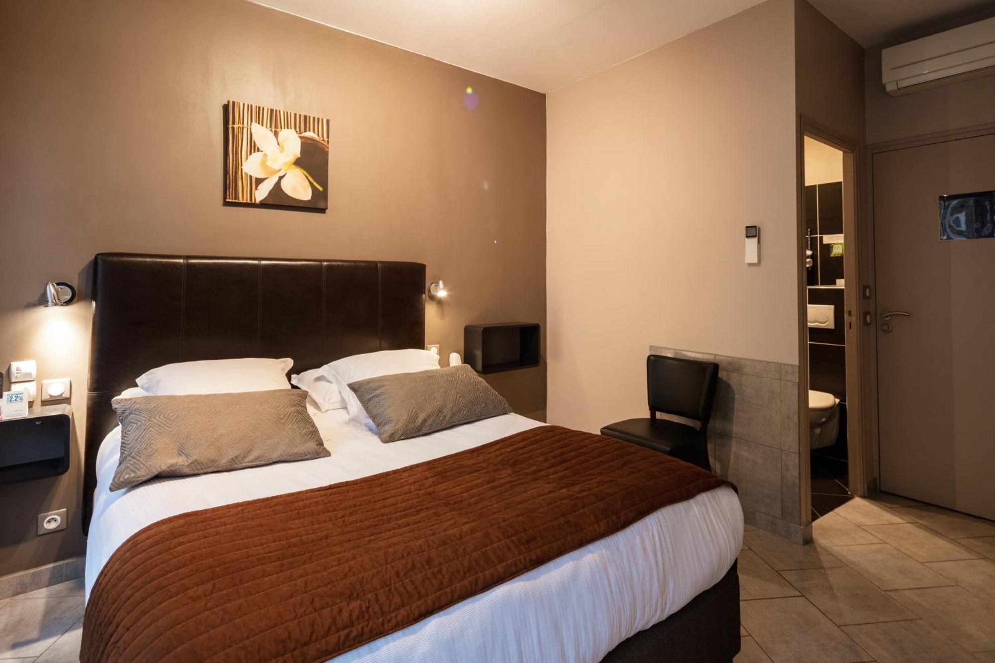 Logis Hotel Restaurant De La Paix Lodeve Ngoại thất bức ảnh