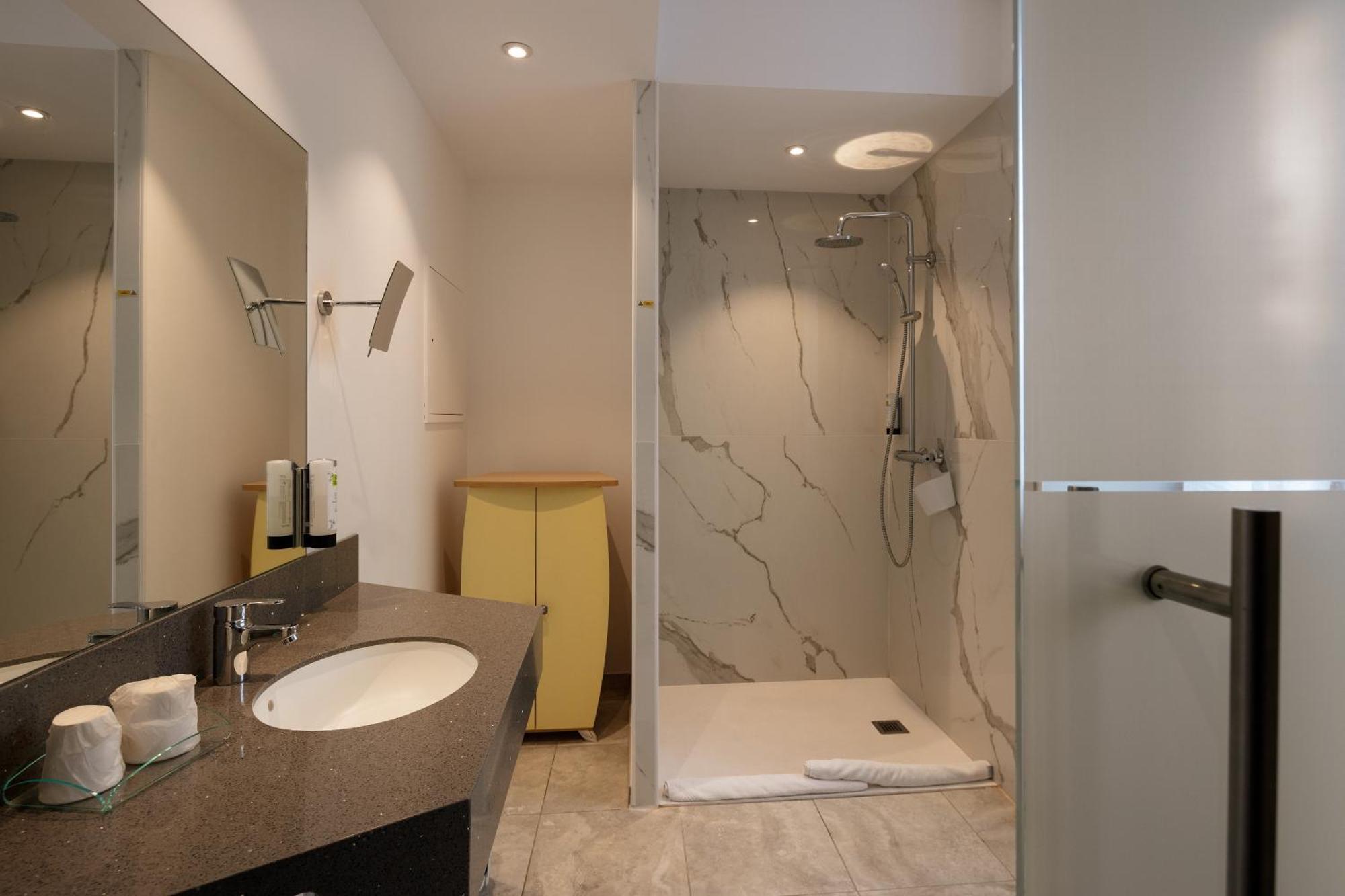 Logis Hotel Restaurant De La Paix Lodeve Ngoại thất bức ảnh
