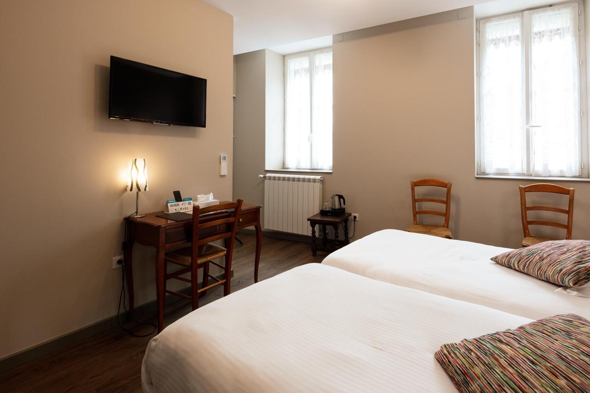 Logis Hotel Restaurant De La Paix Lodeve Ngoại thất bức ảnh