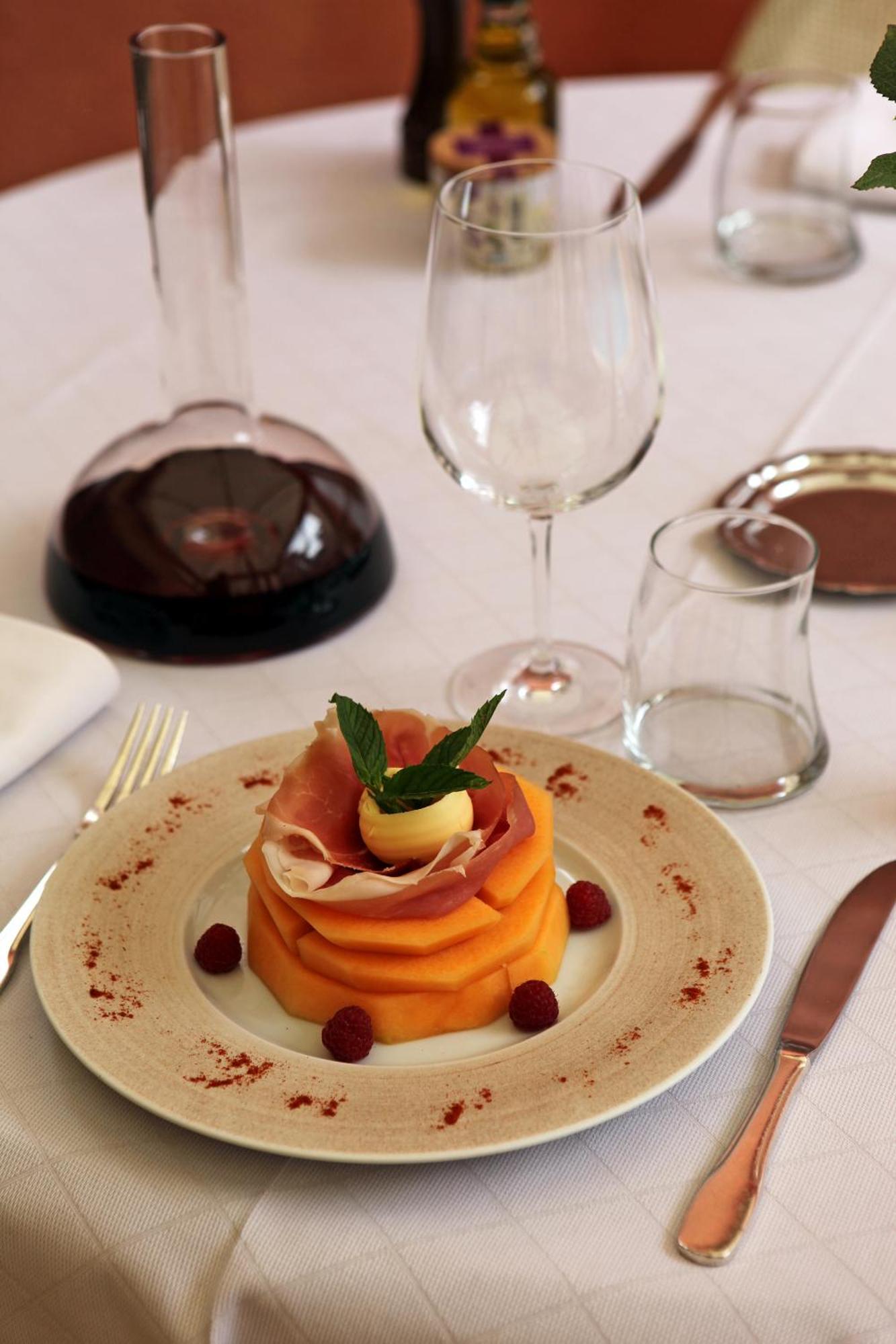 Logis Hotel Restaurant De La Paix Lodeve Ngoại thất bức ảnh