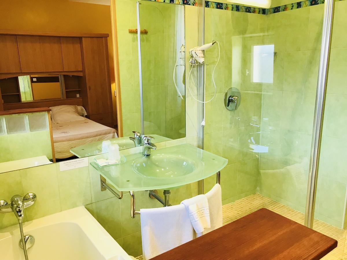 Logis Hotel Restaurant De La Paix Lodeve Ngoại thất bức ảnh