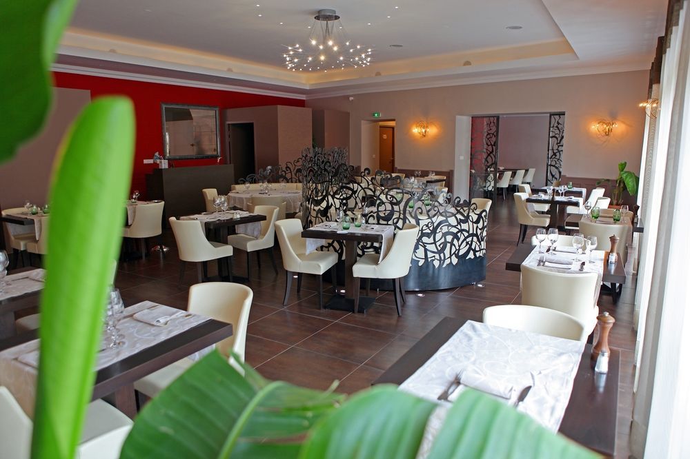 Logis Hotel Restaurant De La Paix Lodeve Ngoại thất bức ảnh
