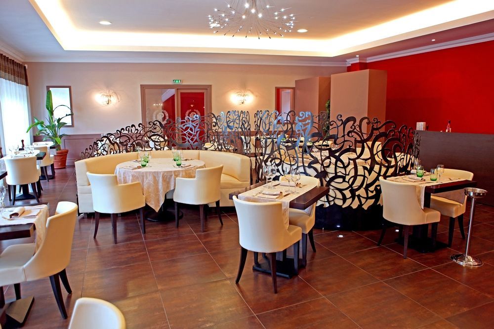 Logis Hotel Restaurant De La Paix Lodeve Ngoại thất bức ảnh